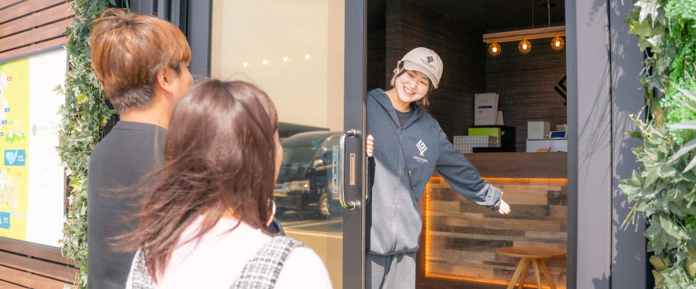 スタッフがゲストを迎えるフロント入口