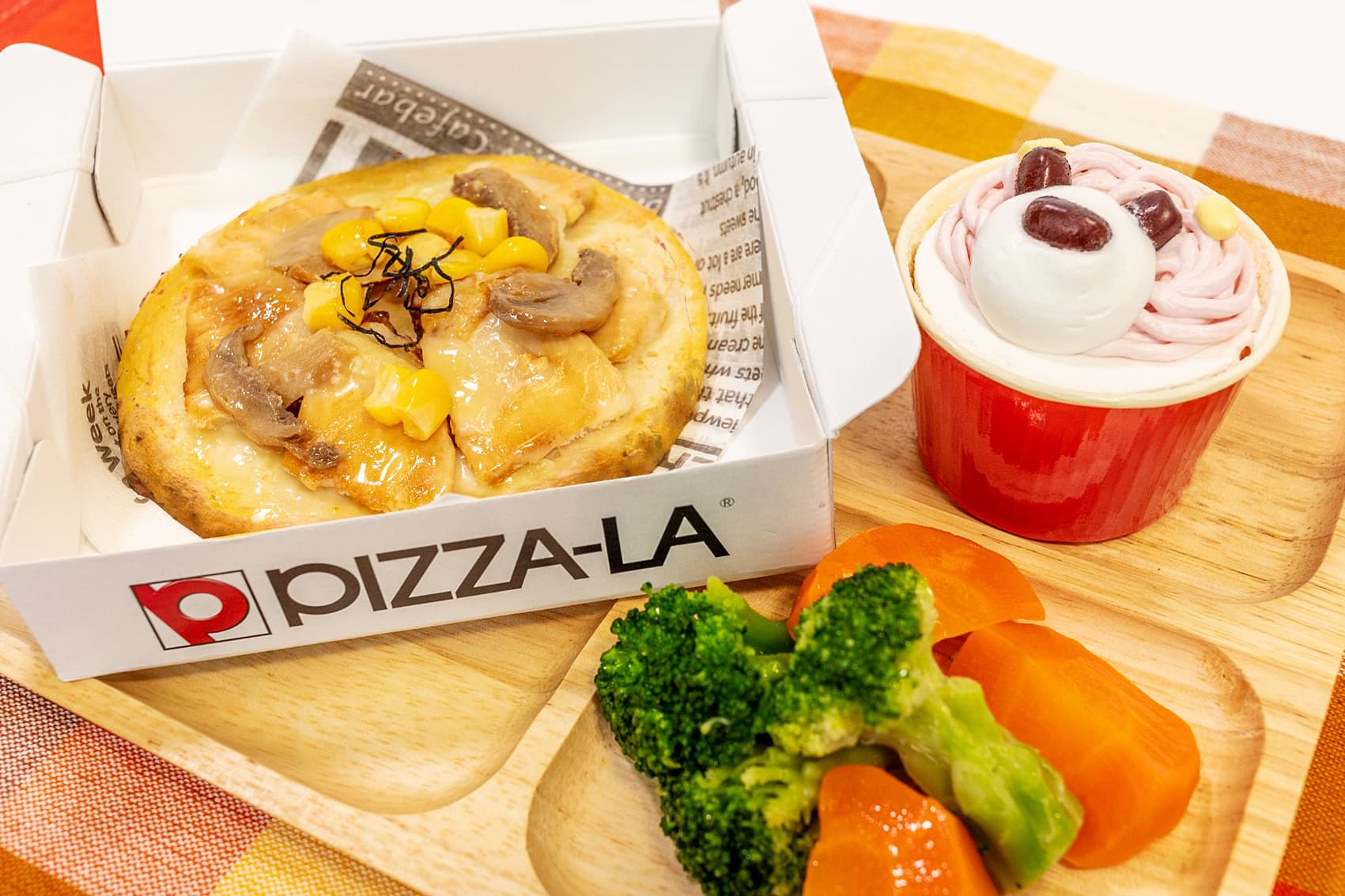 Pizza teriyaki chicken & soy milk strawberry cake set