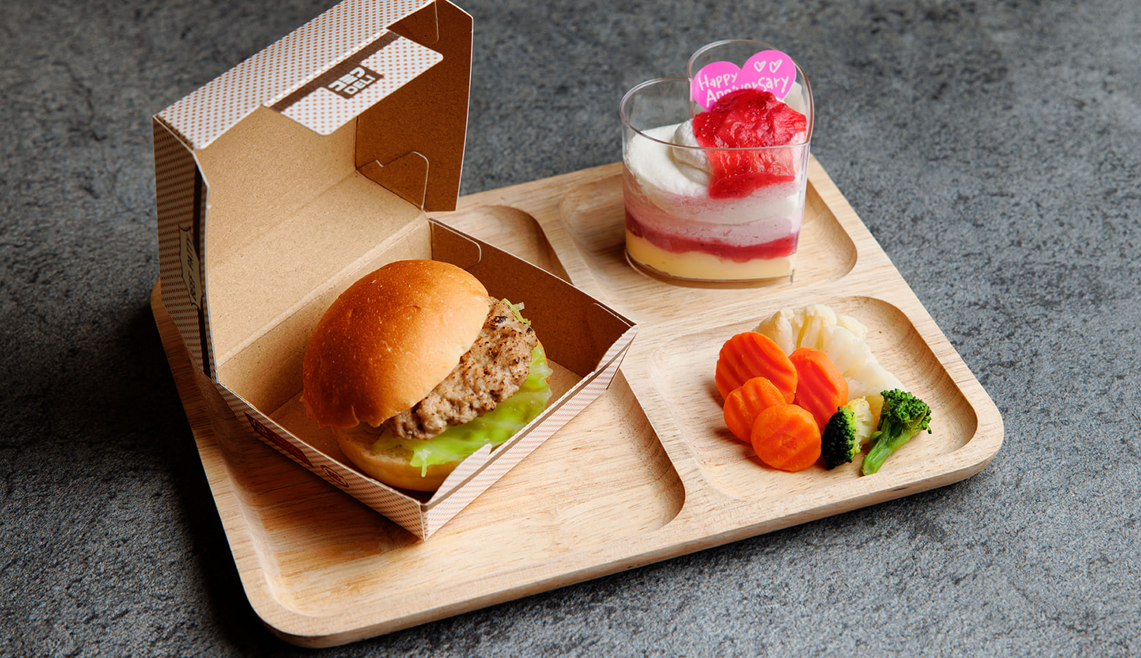 Beef “WAN” Burger & Heart-shaped 4-Layer Mousse Set