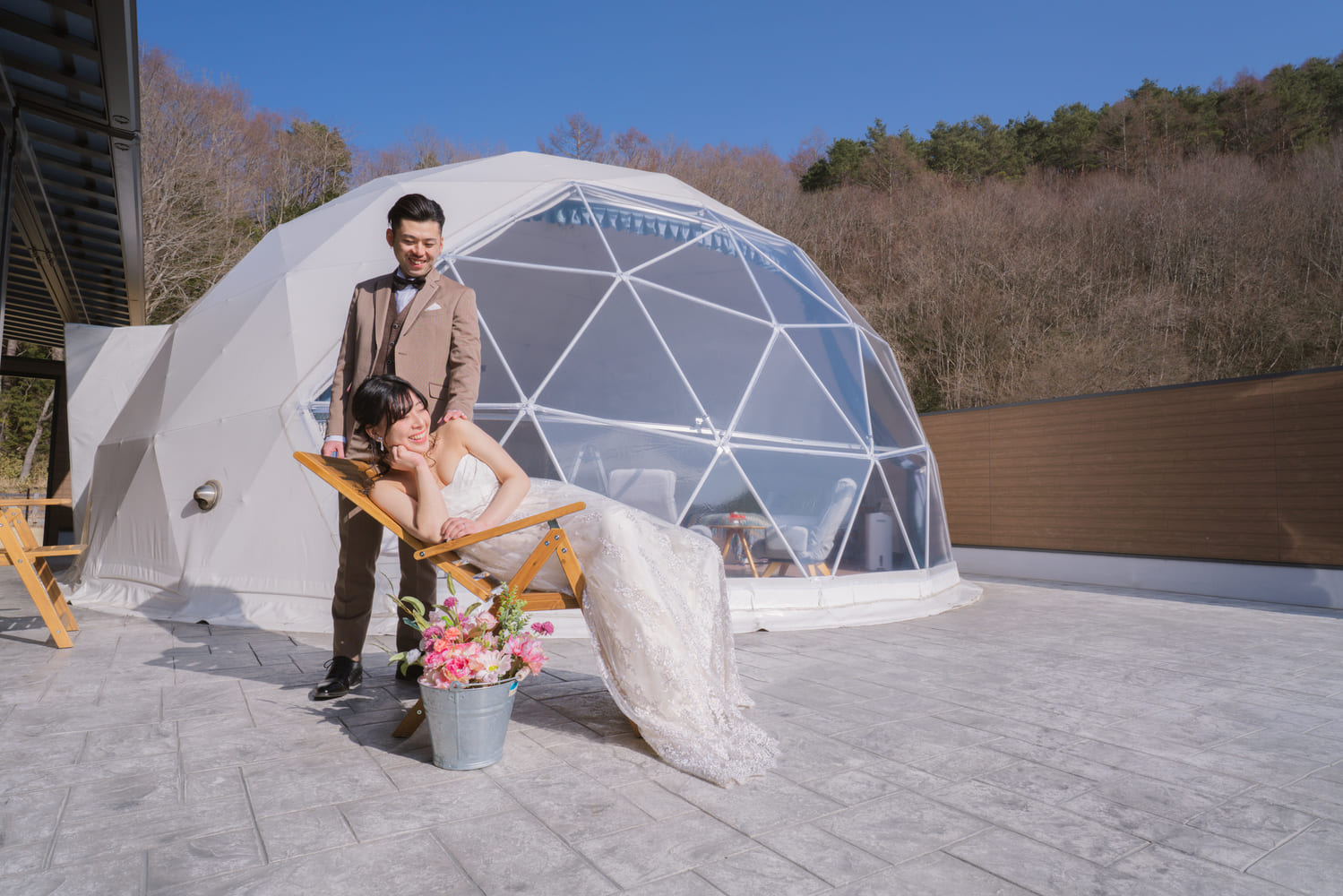 ドームテントの前でくつろぐ新郎新婦