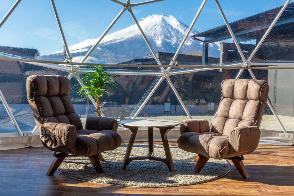 ドームテントの室内から富士山を望むラウンジ