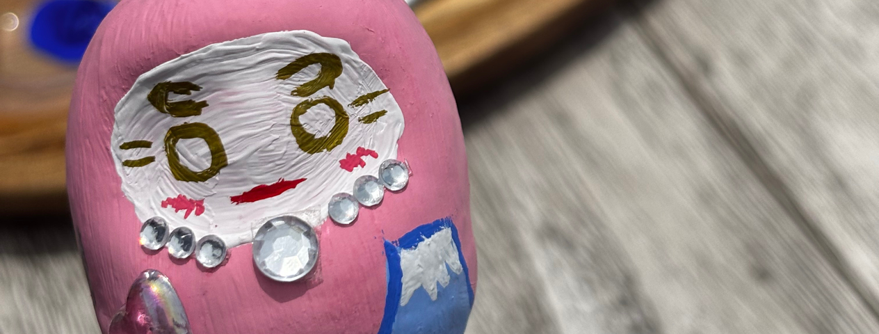完成したピンク色のオリジナル五葉だるま