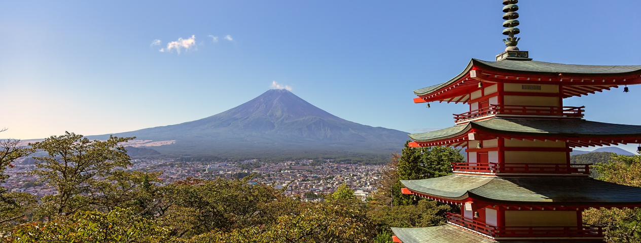 新倉山浅間公園の忠霊塔と富士山